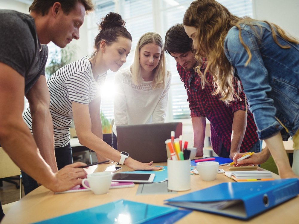 Junge Menschen arbeiten gemeinsam an einem Projekt
