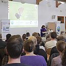 Beim Erfahrungsaustausch zu den Ameisenbläulingen wird die Veranstaltung von einer Mitarbeiterin des HLNUG eröffnet