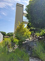 Begrüntes Firmengelände vor blauem Himmel