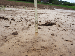 Erdanschwemmung mit Zollstock