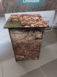 Ein Hocker bedruckt mit dem Bodenprofil Limeswall