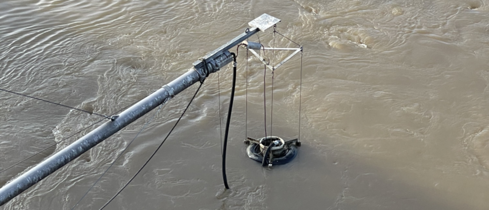 Tauchpumpen, befestigt über Ausleger an den Brückenpfeilern, pumpen kontinuierlich Rheinwasser zu den Messgeräten in der Station.