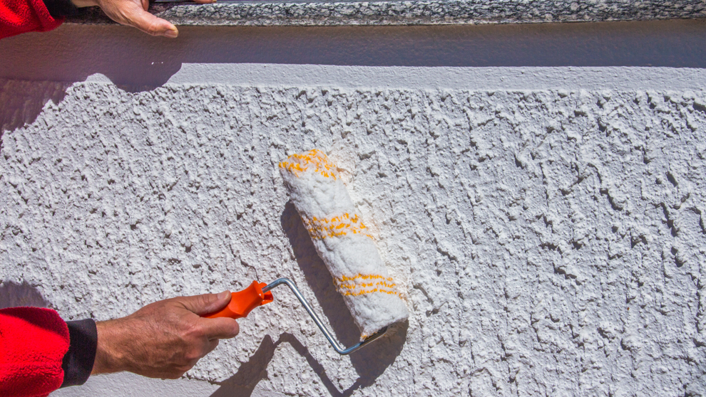 Eine Fassade wird gestrichen