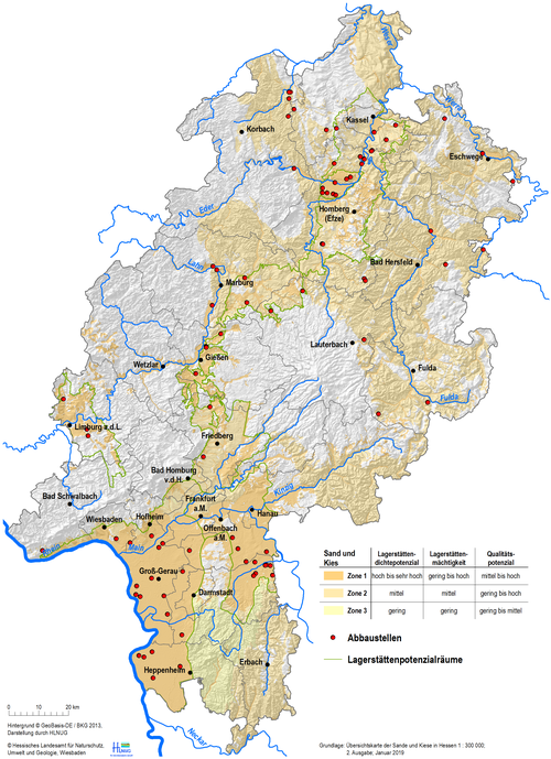 Übersichtskarte der Verbreitung von Sanden und Kiesen und Abbaustellen. Die in Hessen auftretenden Sande und Kiese werden in Zonen unterschiedlicher Lagerstättenpotenziale, -mächtigkeiten und Qualitätspotenziale eingeteilt. Erläuterungen hierzu finden sie im Fachbericht Sande und Kiese. Die Übersichtskarte im Maßstab 1 :300000 kann als Kartenplot über das HLNUG bestellt werden 