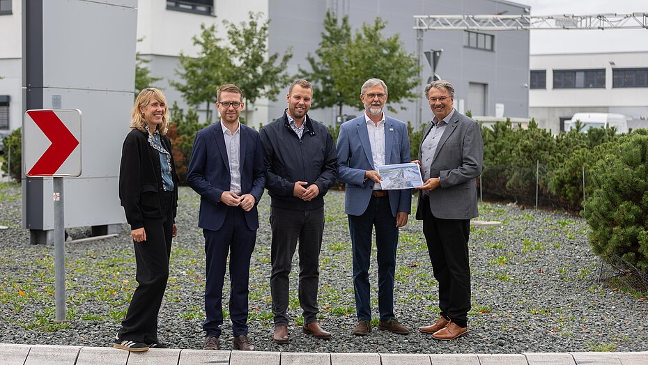 Gruppenfoto bei der Vorstellung des Projektes IB Green im Gewerbegebiet Mönchhof mit (v.l.) Dr. Anna-Christine Sander (Fachzentrum Klimawandel und Anpassung HLNUG), Michael Ruhl (Staatssekretär HMLU), David Rendel (Bürgermeister Stadt Raunheim), Prof. Dr. Thomas Schmid (Präsident HLNUG) und Manfred Ockel (Bürgermeister Stadt Kelsterbach). 