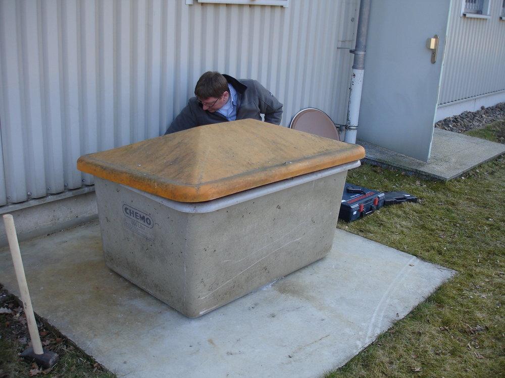 Bild des Behälters für das Seismometer außerhalb der Landessammelstelle