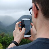 Mensch mit Smartphone in der Hand