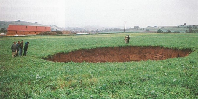 Bild eines Erdfalles